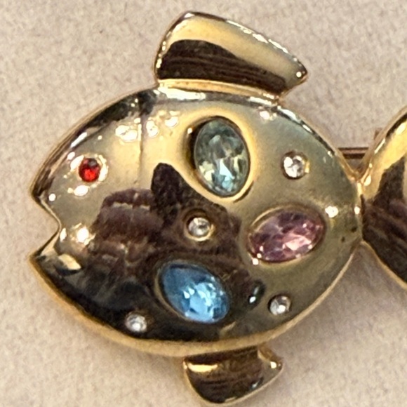 Vintage Small Gold Tone Fish Brooch Colorful Rhinestones Whimsical Fun - Picture 7 of 7
